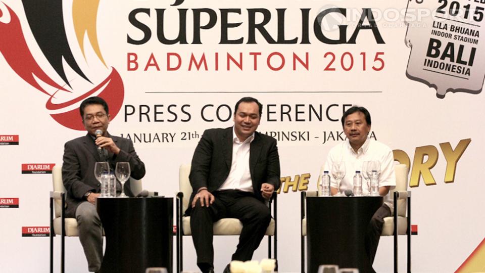 Direktur Superliga, Ahmad Budiharto (Kiri) bersama Sekjen PB PBSI, Anton Subowo (tengah), saat melakukan drawing peserta Djarum Superliga BAdminton 2015 di Jakarta, Rabu (21/01/15). - INDOSPORT